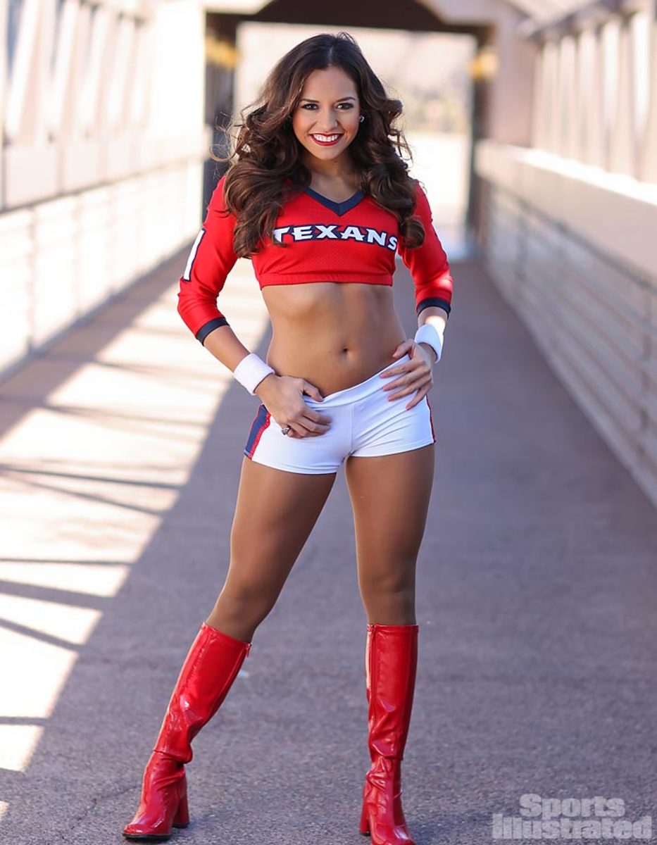 01-Liz_Exclusive-01-Pro_Bowl_Cheer-BY-0140.jpg